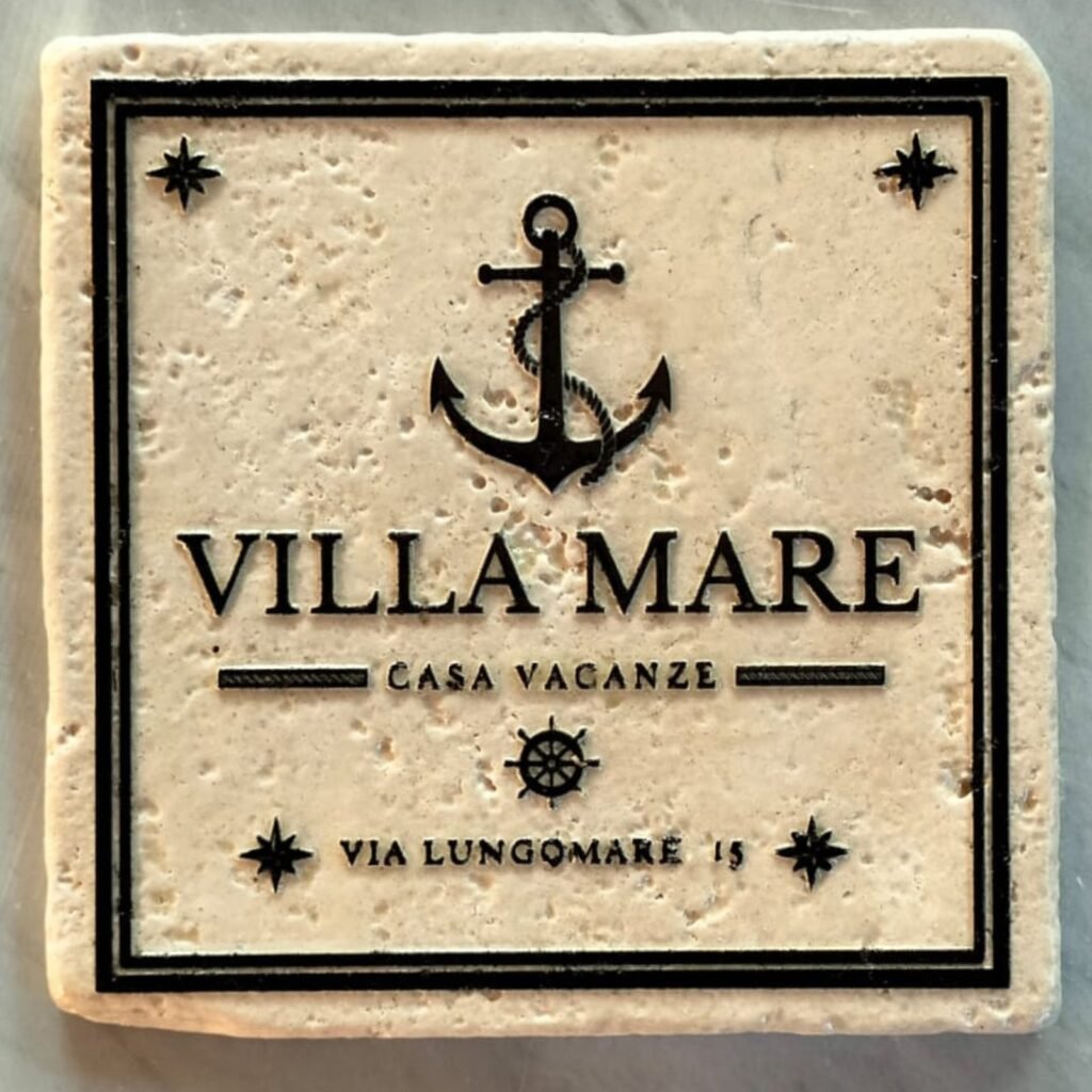 Dettaglio della targa indirizzo "Villa Mare": incisione e venature della pietra naturale.