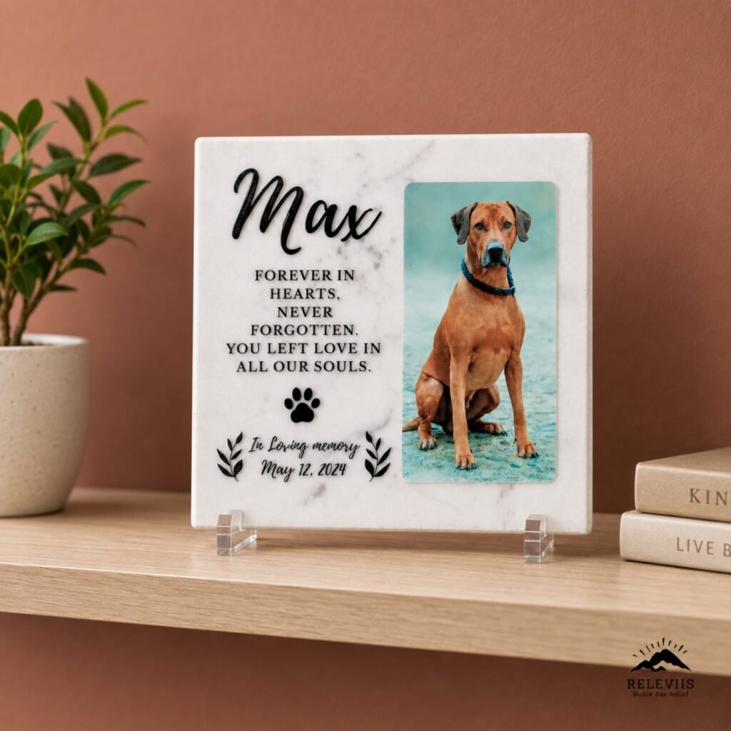 Targa commemorativa per cane con foto a colori e dedica su pietra naturale, esposta in un ambiente di casa