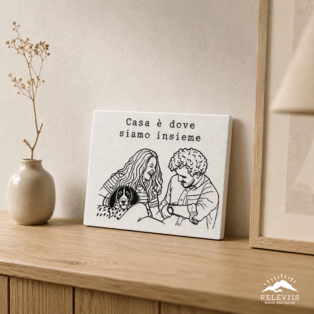 Ritratto in line art di una persona con il suo animale su pietra naturale, esposto su una mensola di casa
