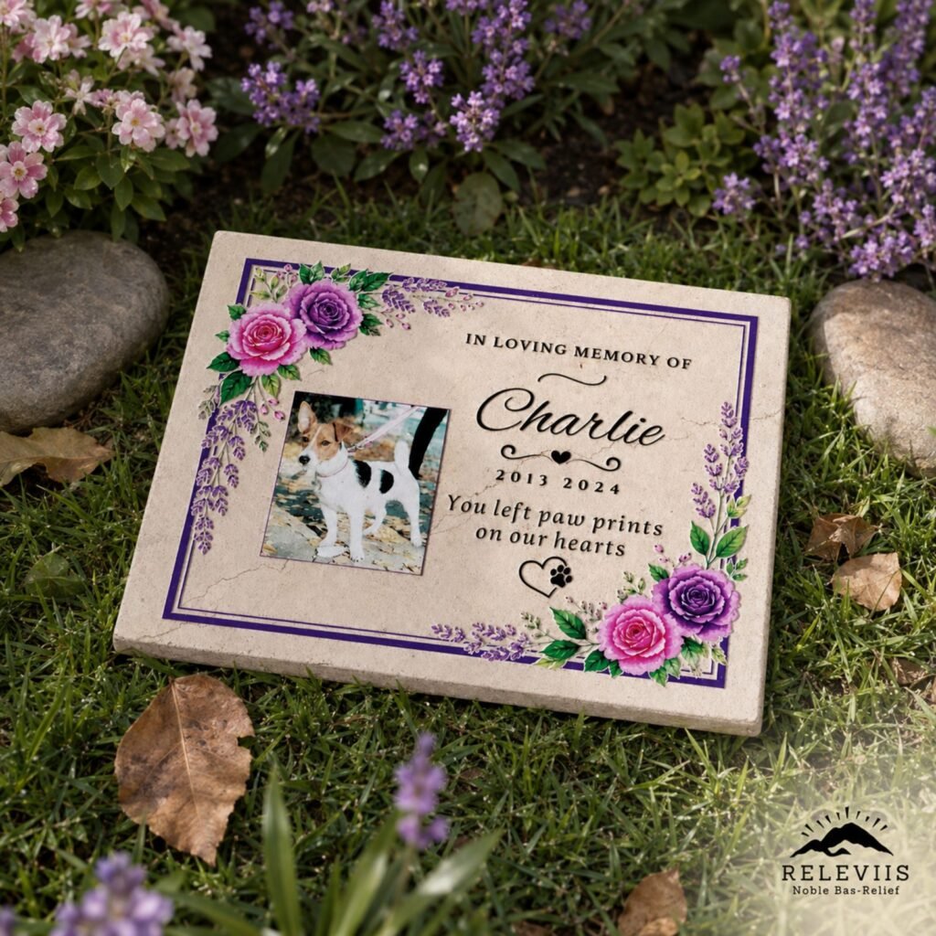 Targa ricordo per animale con cornice floreale posata tra i fiori del giardino