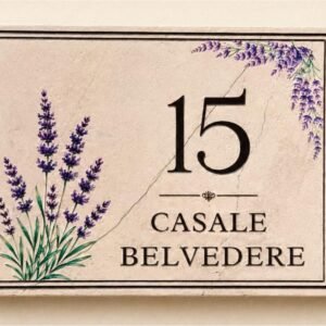 Targa “Casale Belvedere” su pietra italiana beige con grande numero 15 nero, spighe di lavanda, foglie verdi e doppio bordo sottile