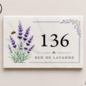 Targa indirizzo con lavanda su pietra italiana chiara, con grande numero 136 nero, “Rue de Lavande”, fiori viola e cornice sottile