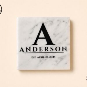 Targa quadrata in marmo bianco con grande A nera, cognome ANDERSON e scritta EST. APRIL 27, 2025, con logo Handmade in Italy