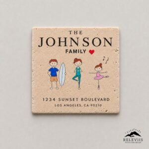 Targa famiglia personalizzata in pietra beige con scritta The Johnson Family, cuore rosso, tre figure colorate e indirizzo