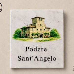 Targa in pietra italiana con ritratto della casa in stile acquerello e nome Podere Sant’Angelo su pietra bianca