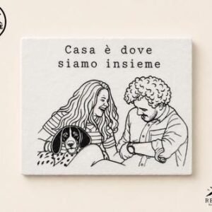 Ritratto line art di una coppia con il suo cane su pietra italiana chiara, sotto la frase «Casa è dove siamo insieme»