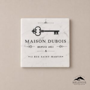 Targa Maison Dubois su pietra italiana chiara, con chiave antica illustrata, anno di fondazione, fregi delicati e indirizzo in nero
