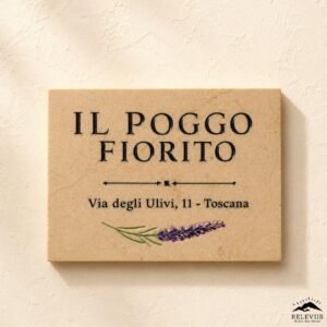 Targa orizzontale in pietra italiana beige con scritta nera Il Poggio Fiorito, indirizzo e rametto di lavanda viola in basso