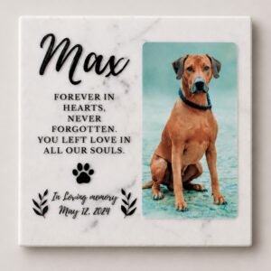 Targa ricordo quadrata in marmo bianco con la foto di un cane marrone con collare blu, il nome Max, dedica, data e zampa