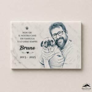 Pietra ricordo in bianco e nero con il ritratto illustrato di un uomo che tiene in braccio il suo carlino Bruno, con dedica e date