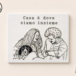 Targa in pietra bianca con line art nera di due persone e un cane, con la scritta Casa è dove siamo insieme