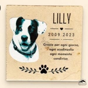 Ricordo personalizzato su pietra italiana beige con la foto in bianco e nero della cagnolina Lilly, nome, date, dedica e zampa