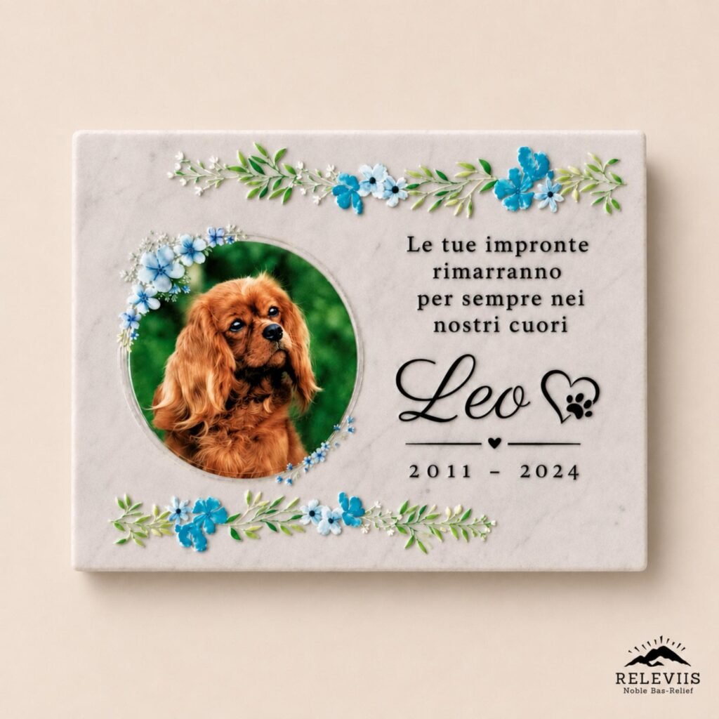 Targa ricordo di Leo con foto del cane, dedica, date e decori floreali blu su pietra chiara.