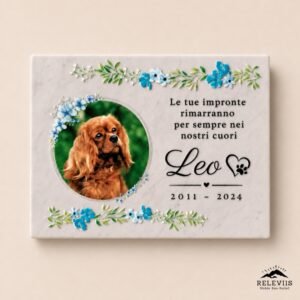 Targa ricordo rettangolare in marmo con foto rotonda di uno spaniel marrone, fiori blu, dedica, nome Leo e anni 2011-2024