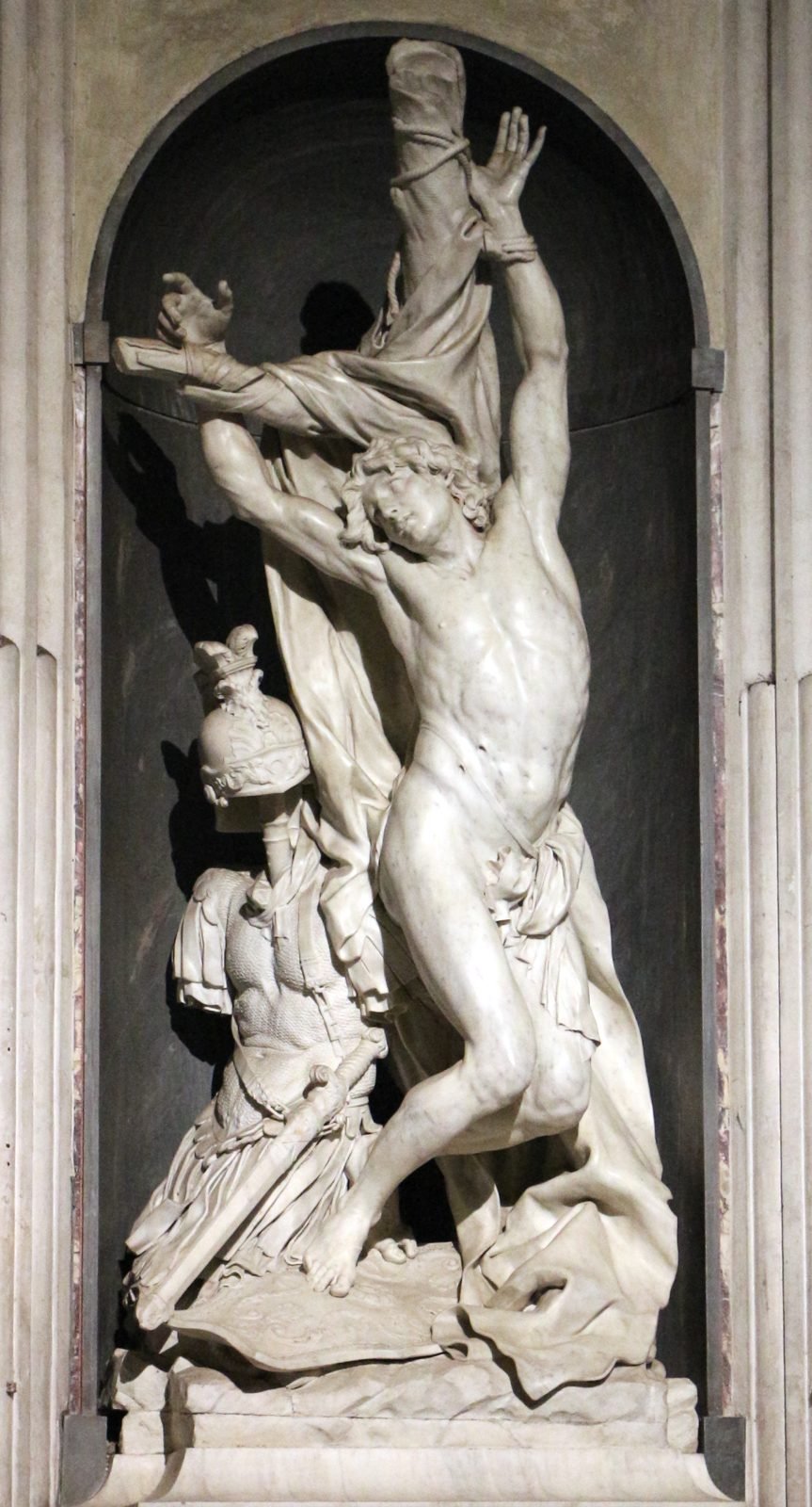 San Sebastiano di Pierre Puget a Genova davanti a una nicchia rivestita in Bardiglio
