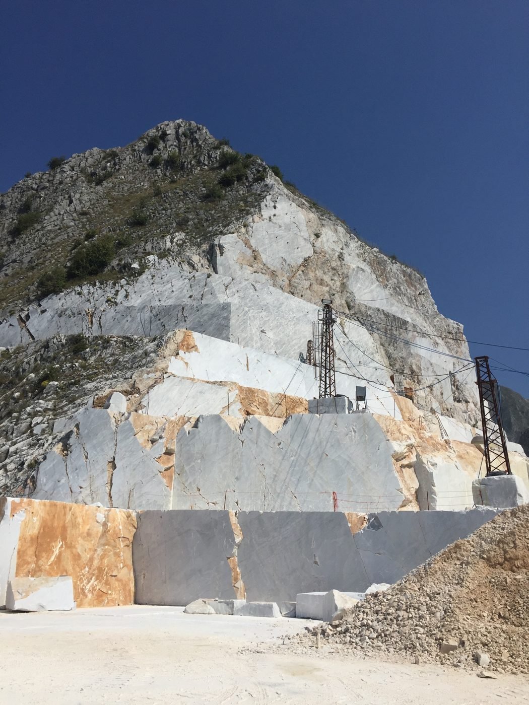 Fronte di cava con tagli e blocchi di marmo bianco a Carrara