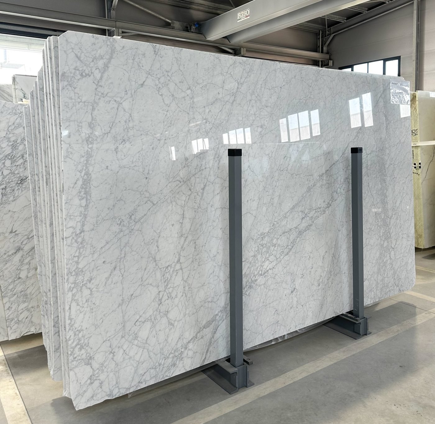 Lastra di marmo Bianco Carrara lucidato con venature grigie