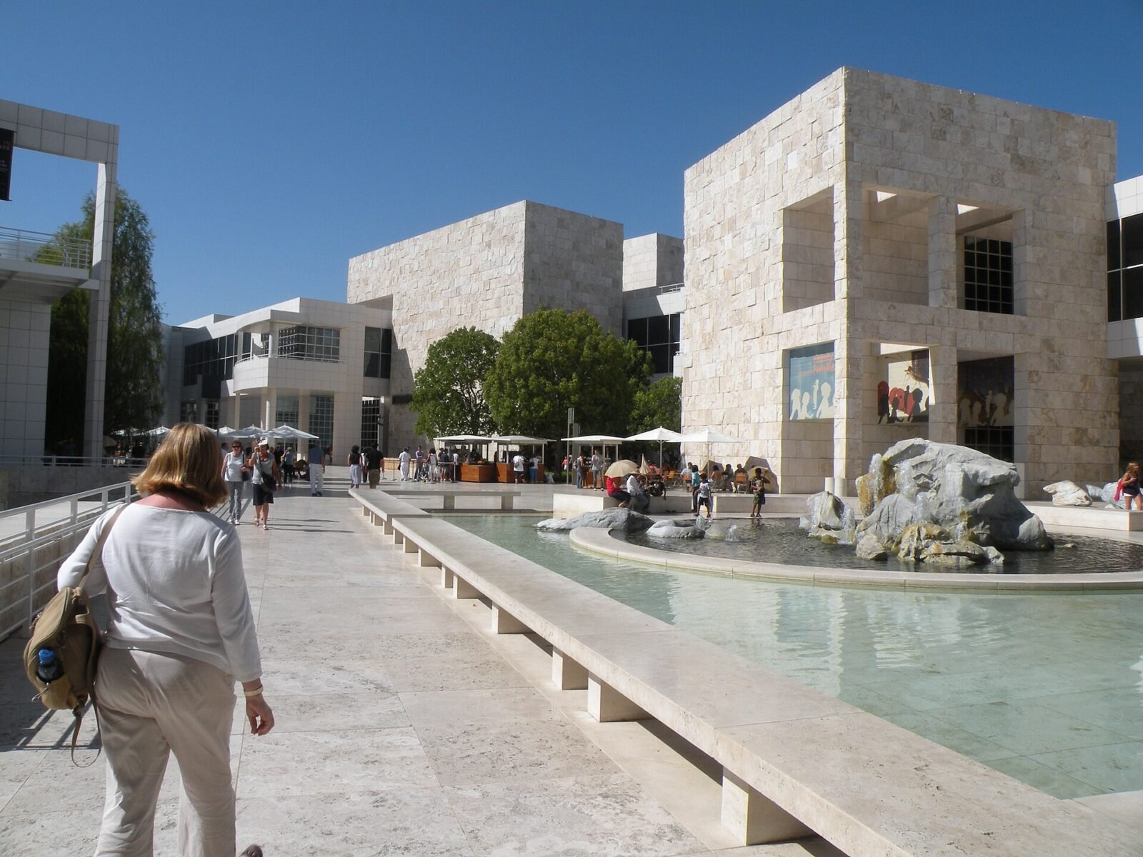 Corte interna del Getty Center a Los Angeles rivestita in travertino